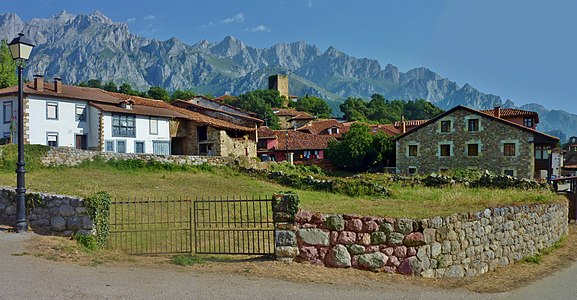 Mogrovejo - Vue globale sur le village, la Tour de Mogrovejo et le Massif d'Ándara.