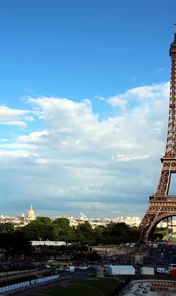 File:Moitié de Tour Eiffel.JPG