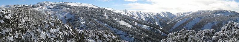 Centros de esquí en el Monte Hotham: el Monte Higginbotham a la izquierda y el Monte Loch a la derecha.