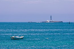 Mudouyu Lighthouse with boat.jpg