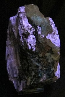 Museo di mineralogia, pietre fluoreszierend, Agrellit 3.JPG