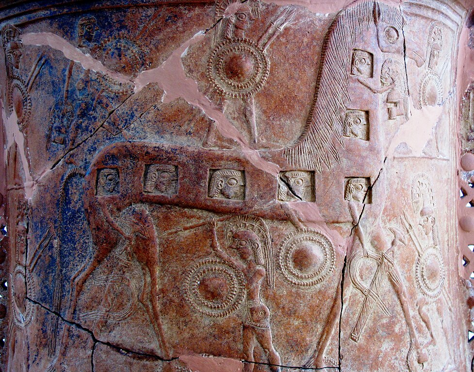 Détail du pythos de Mykonos à l'origine de la p. 25 de Mon cahier d'archéologie (© Travelling Runes - CC BY-SA 2.0) via Wikimedia Commons