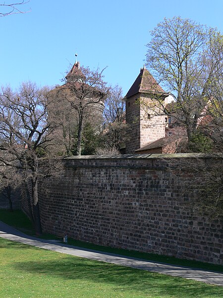File:Nürnberg Neutormauer Grünes I und Neutorturm.jpg