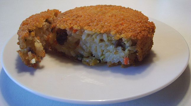 A nasischijf [nl] cut open showing the fried rice inside the deep fried snack