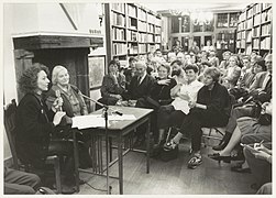 Nelleke Noordervliet interviewt Hella Haase in boekhandel de Vries. NL-HlmNHA 1478 1119.JPG