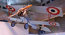 Il Nieuport 11 nella livrea della francese Aviation militaire esposto nel memoriale a Fleury-devant-Douaumont, uno dei sei villaggi francesi completamente distrutti durante la prima guerra mondiale e mai più ricostruiti.