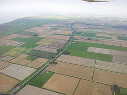 Nieuwe Bildtdijk richting het oosten, aan het einde Nieuwebildtzijl en rechts Oudebildtzijl