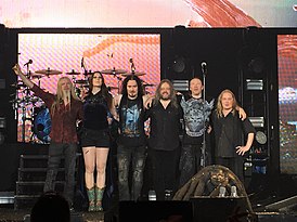 Гурт «Nightwish» падчас канцэрту ў «Esch Sur Alzette» ў Люксембургу 16 снежня 2015 года. Злева направа: Марка Хіетала, Флор Янсен, Туомас Халапайнен, Трой Донаклі, Кай Хахто і Эмпу Вуорынен.