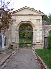 La « porte des Gondi », ancienne porterie du château des seigneurs de Noisy, détruit au XVIIIe siècle