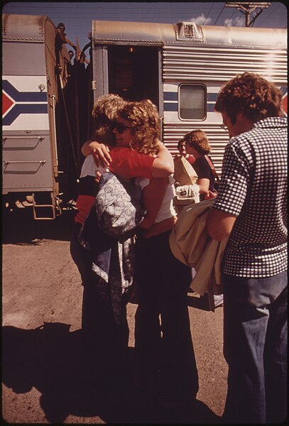 File:ONE LAST GOODBYE BEFORE PASSENGERS BOARD THE EMPIRE BUILDER AT FARGO, NORTH DAKOTA, ENROUTE FROM CHICAGO TO EAST... - NARA - 556092.jpg