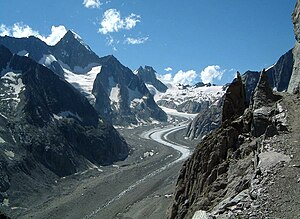 Oberaletschgletscher mit Nesthorn (links)