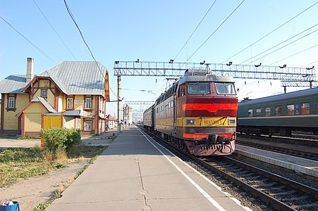 Sähköveturi ChS4t asemalla