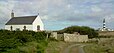 À Ouessant, la chapelle Notre-Dame de Bon Voyage et, en arrière plan, le phare de Créac'h.