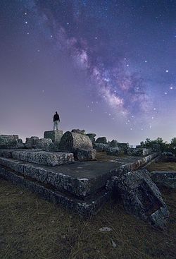 Reruntuhan Kuil Zeus Stratios di daerah Aetolia-Acarnania, Yunani.