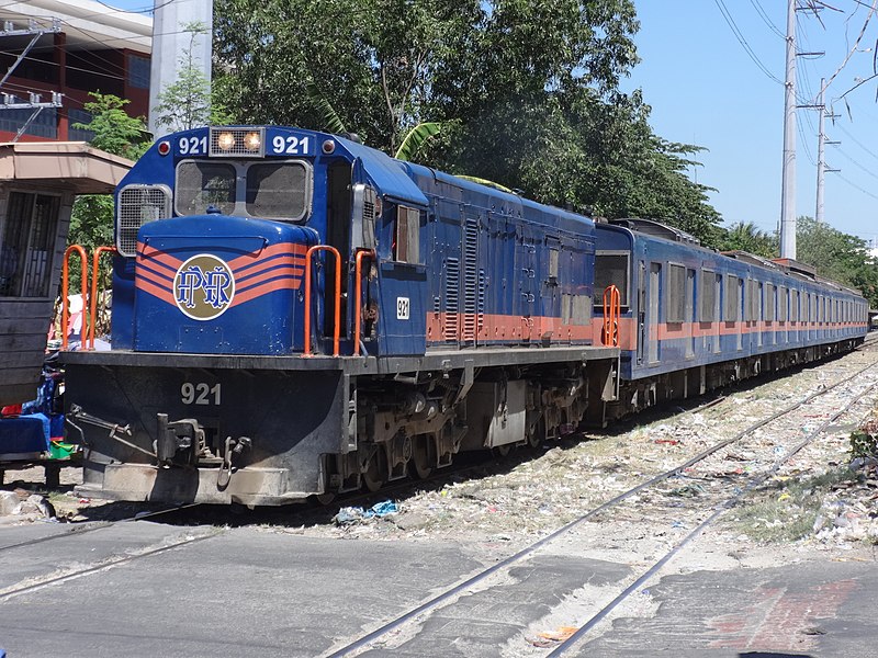 File:PNR EMU train (Santa Mesa, Manila)(2019-04-25).JPG