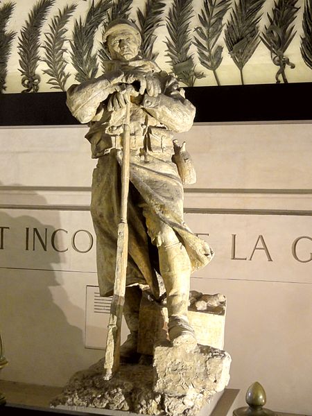 File:Paris (75), arc de Triomphe, soldat d'un monument aux morts à l'intérieur 5.jpg