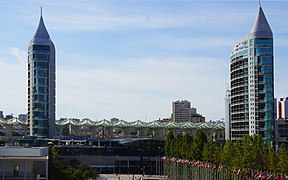 Torres São Rafael und São Gabriel vor dem Gare Estação do Oriente (Areal Expo '98 und Parque das Nações)