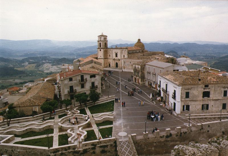 File:Piazza di Santa Severina.jpg