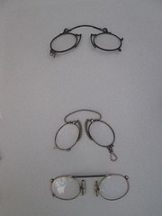 Category:Pince-nez - Wikimedia Commons