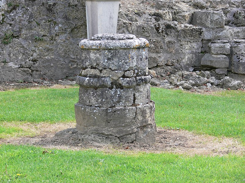 File:Port-Royal-des-Champs - base de colonne de l'abbatiale.jpg