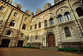 Fotografie eines mittelalterlichen Tuff-Presbyteriums, Fassade mit Blick auf den Innenhof.