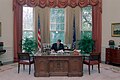 Biroul Oval în 1988, în timpul administraţiei Ronald Reagan. Draperiile sunt din perioada administraţiei Gerald Ford.