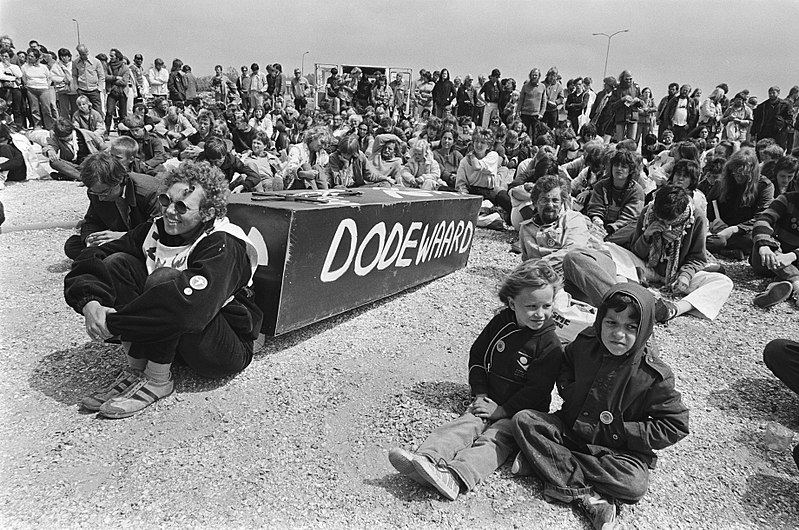 File:Protestmanifestatie bij Energie Onderzoekcentrum Nederland in Petten tegen dumpe, Bestanddeelnr 932-1753.jpg