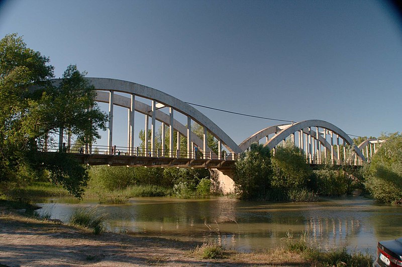 File:Puente sobre el Cinca de Albalate de Cinca - panoramio.jpg