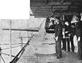 ブレストワーク上に搭載された対水雷艇用のマキシム・ノルデンフェルト 14ポンド速射砲を操作する水兵達。