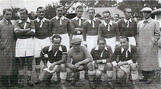 Fotografia da equipe da temporada de 1936-1937, quatro jogadores ajoelhados e os outros em pé