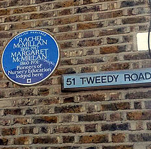 Rachel en Margaret McMillan plaquette, Bromley.jpg