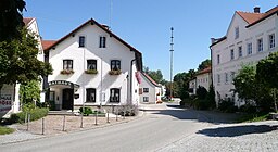 Der Dorfplatz von Oberbergkirchen mit dem Rathaus