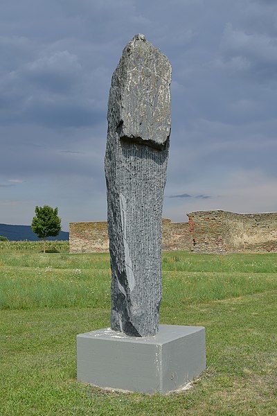 File:Rechnitz - Kreuzstadl - Skulptur Der Wächter - Ulrike Truger 2019.jpg