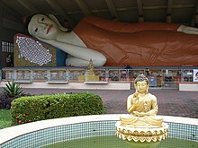 Liegender Buddha in einem thailändischen buddhistischen Tempel in Kelantan.jpg