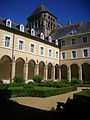 Cloître et clocher roman