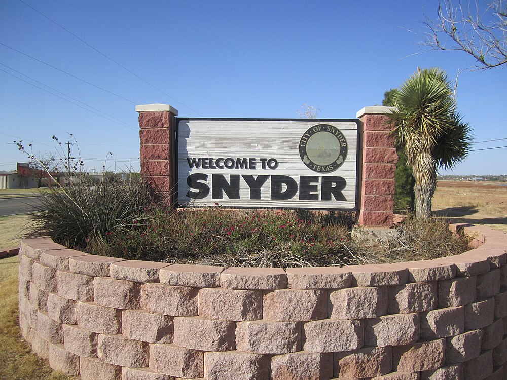 The population density of Snyder in Texas is 22.65 square kilometers (8.75 square miles)