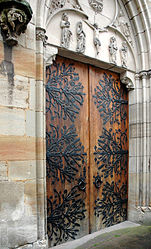Portail gothique avec ses pentures décoratives