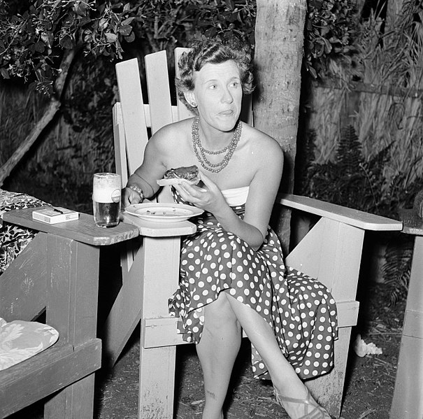 File:Rietje Roelofs aan de maaltijd in een adirondack chair, Bestanddeelnr 252-3089.jpg