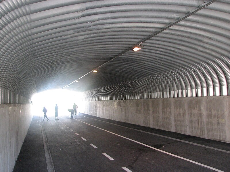 File:Ringtee-Aardla crossroad subway 5.jpg