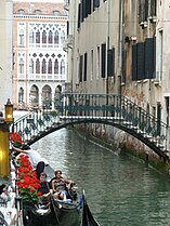 Pont privé ; vue vers le Grand Canal