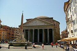 Piazza della Rotonda vista do norte, mostrando o Panteão e a fonte com obelisco.