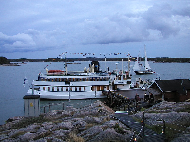 File:SS Ukkopekka Loistokarilla.jpg