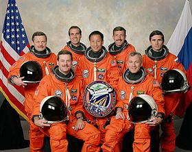 linksvoor Scott Altman, Terrence Wilcutt, linksachter Boris Morukov, Richard Mastracchio, Edward Lu, Daniel Burbank, Yuri Malenchenko