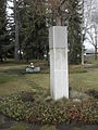 Stele Friedhof Saalfeld für 130 hier begrabene Bombenopfer