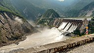 Chenabjoessa Ladakhissa sijaitseva Salalin voimalapato. Salalin vesivoimalassa on 6 x 115 MW:n Francis-tyypin generaattoria; voimalayksikköjen yhteisteho on 690 MW.