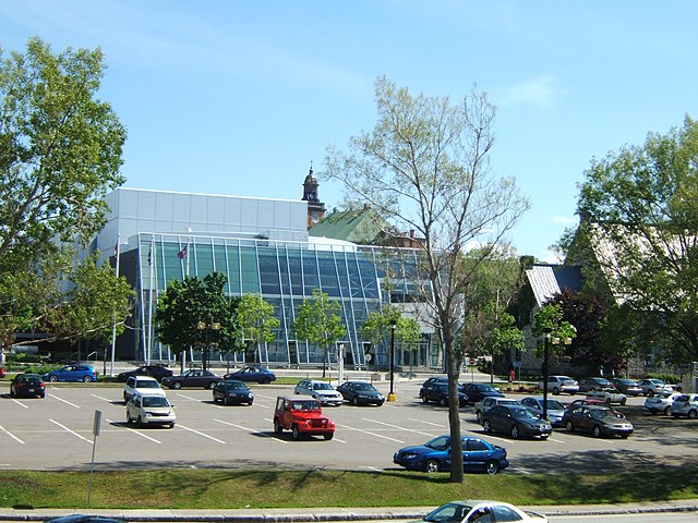 Centro da cidade de Rimouski: a Catedral Santo-Germain, a sala Desjardins-Telus e o Museu regional de Rimouski.