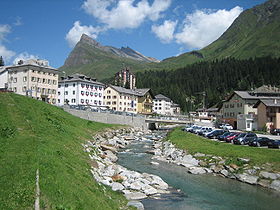 Blick auf das Dorf an der Moësa Im Hintergrund der Piz Uccello