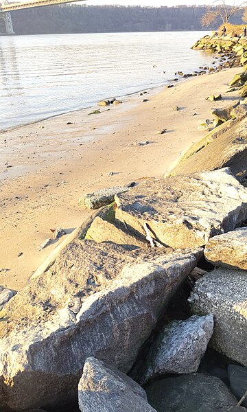 File:Sand beach at 172nd Street in Fort Washington Park at low tide.jpg