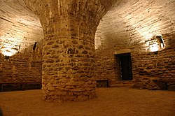 Preromànic: pilar central i mur circumdant suporten volta anular a la cripta del Pessebre. Sant Miquel de Cuixà (Conflent)