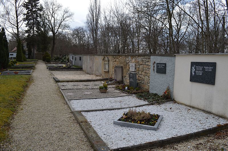 File:Schkölen 2015-04 3560 Friedhof.jpg